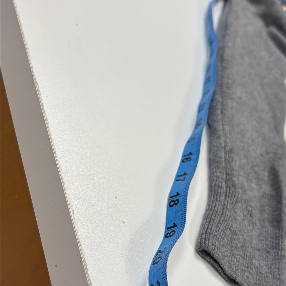 Quince Heather Gray Crewneck Sweater 100% CASHMERE 🤩1 small hole look in photos - Picture 7 of 12